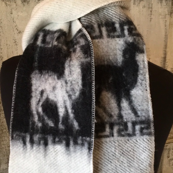 Alpaca Black/Cream Reversible Scarf 76x6 - Picture 8 of 8